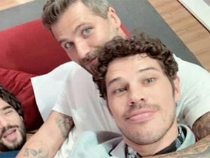 Caio Blat posa com Gagliasso e Loreto e brinca: ‘Surubinha no Dark Room’ 