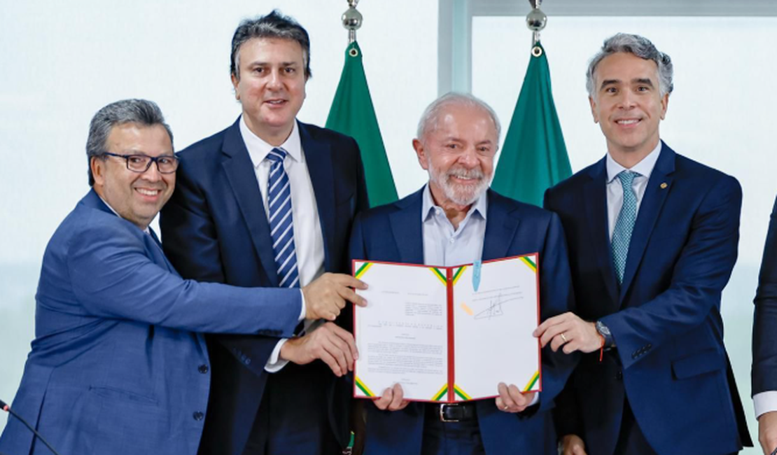 Ao lado do presidente Lula, Rafael Brito participa da sanção do ‘SUS da Educação’