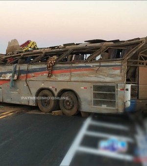 Acidente com ônibus que saiu de Arapiraca deixa mortos e feridos na BR-146