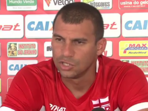 Suspenso pelo terceiro cartão amarelo, Neto Baiano desfalca CRB diante do Brasil-RS