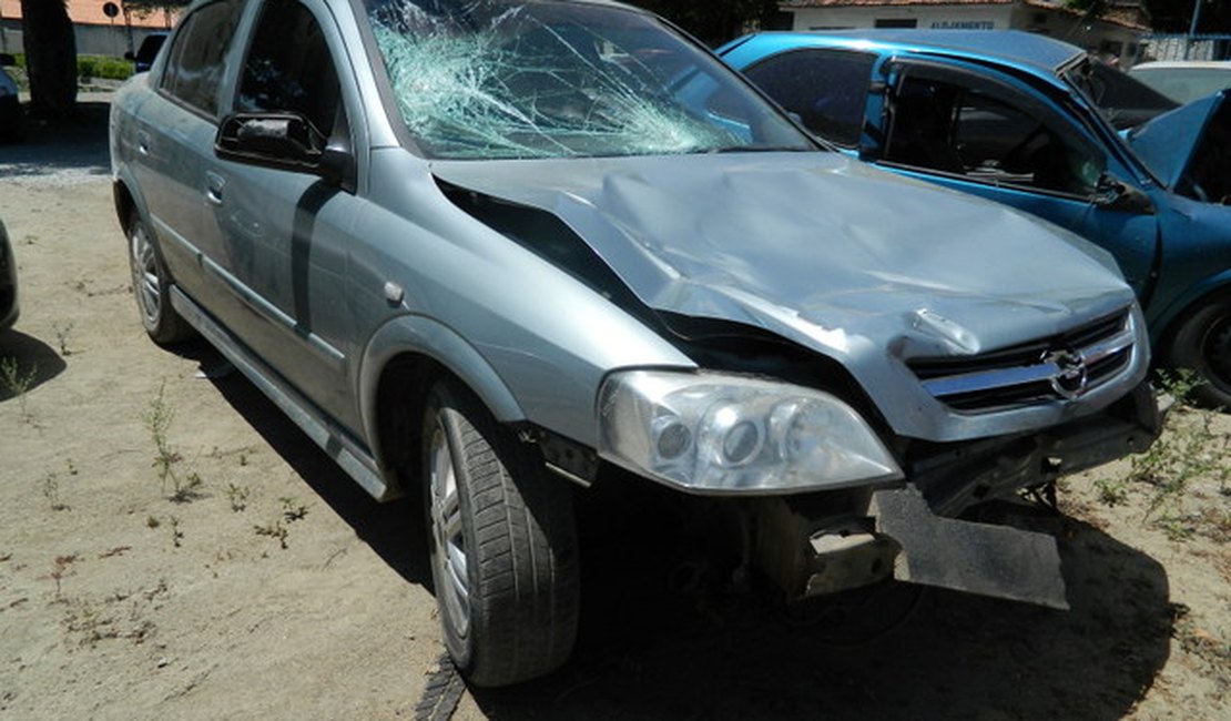 Carro envolvido em acidente no bairro São Luiz é encontrado abandonado