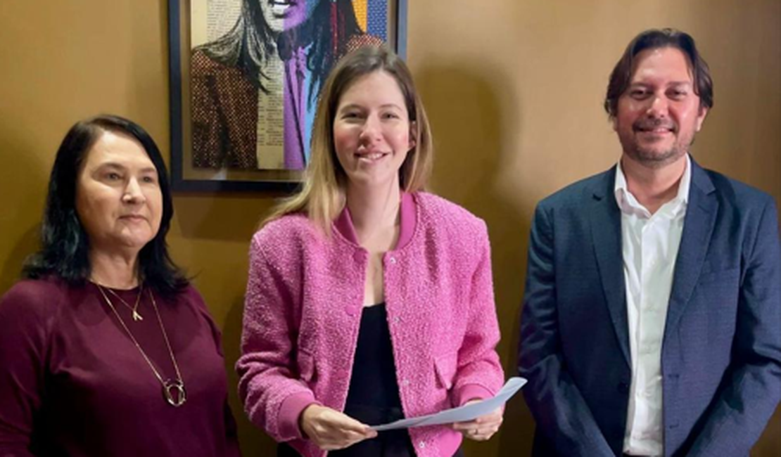 Cibele Moura celebra vitória de João Neto na presidência do CRF-AL