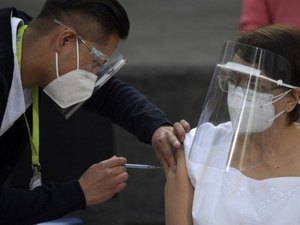 Enfermeira mexicana é a primeira vacinada contra covid-19 na América Latina