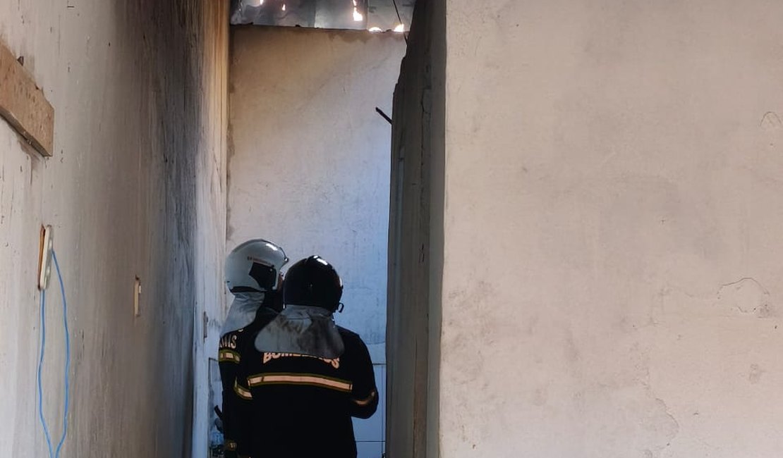 Bombeiros controlam incêndio que atingiu residência no bairro da Levada, em Maceió