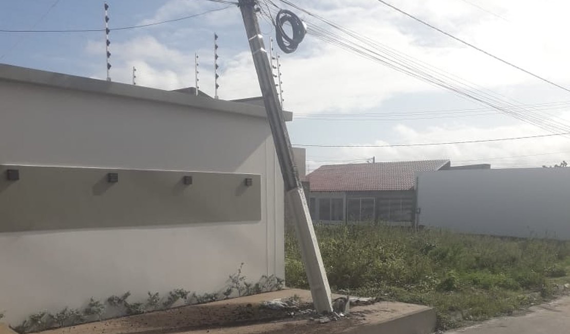 Carro bate em poste, derruba fiação e deixa moradores presos durante horas