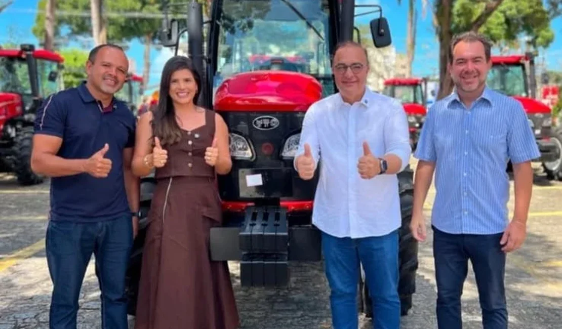 Prefeita Marcela Gomes recebe trator do governo estadual para Novo Lino