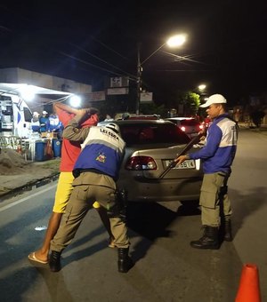 Lei Seca aborda 438 veículos e retira de circulação cinco condutores por alcoolemia