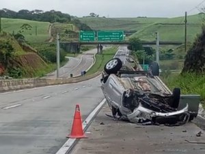 [Vídeo] Carro capota e deixa três pessoas feridas no município de Flexeiras