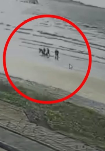 [Video] Câmeras de segurança flagram momento em que corpo surge no mar da Praia do Sobral