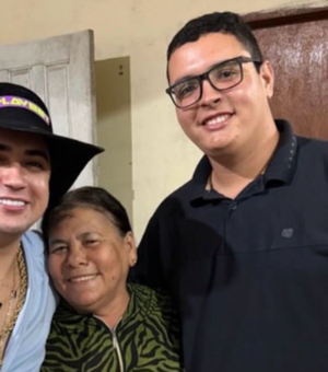 Natanzinho Lima retorna a povoado em Craíbas e reencontra amigos após show