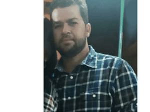 Caminhoneiro tentar levantar fiação elétrica para passar com caminhão e morre