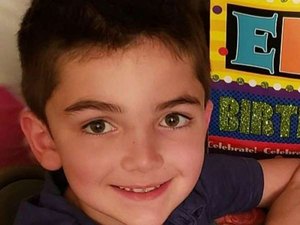 Policial deixa filho de castigo em garagem e criança morre de hipotermia