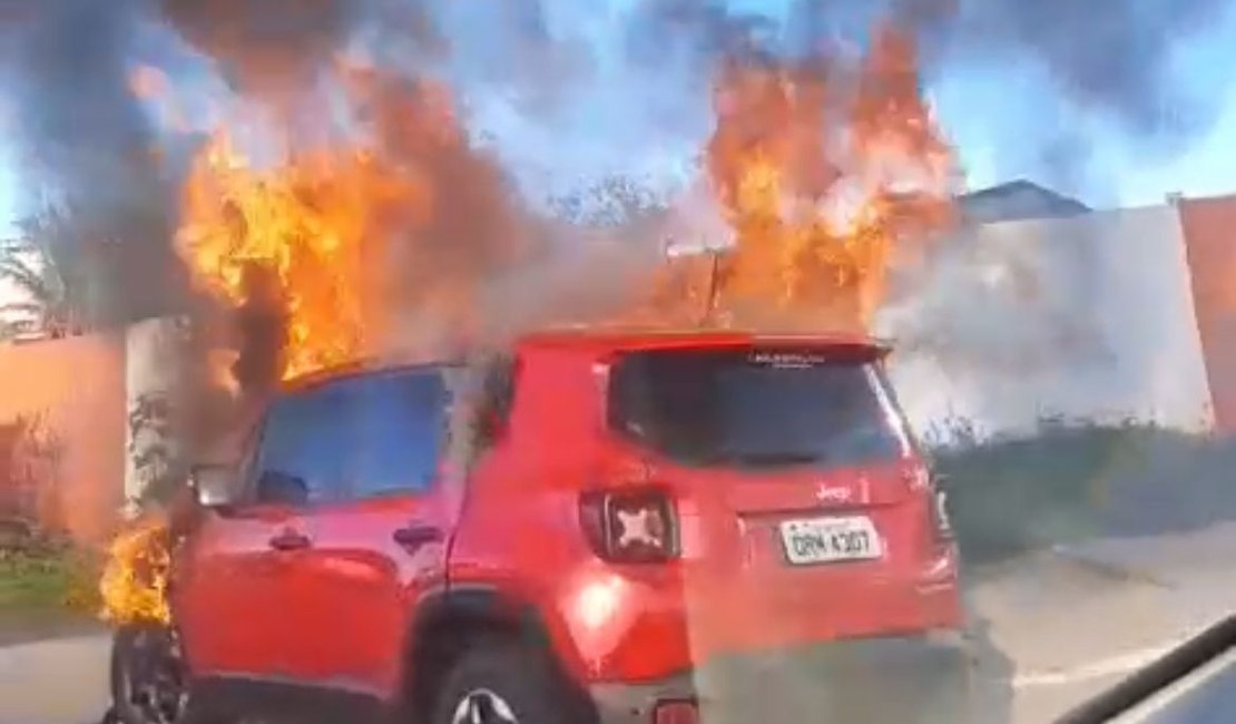 Carro pega fogo e é destruído pelas chamas na Av. Comendador Gustavo Paiva