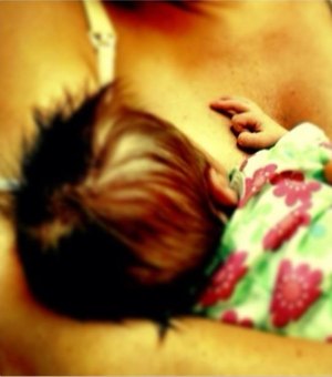 Thiago Lacerda posta foto da filha sendo amamentada