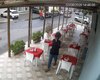 [Vídeo] Dupla assalta restaurante na Jatiúca e foge levando dinheiro do caixa