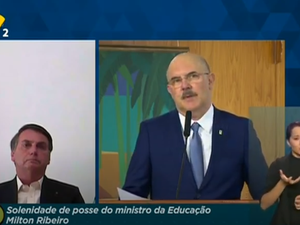 Novo ministro da Educação toma posse defendendo autoridade do professor