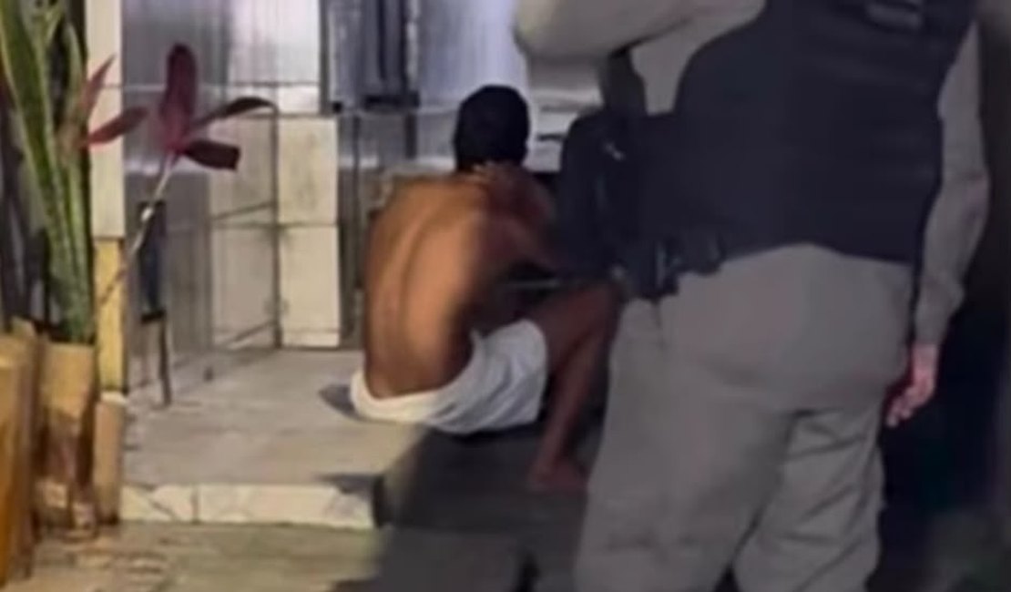 Jovem é perseguido e baleado por grupo encapuzado no 'Beco da Macumba'