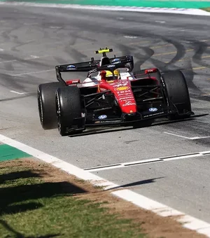 Hamilton conquista primeira vitória pela Ferrari e volta ao topo da Fórmula 1 em Barcelona