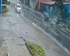 Câmera de segurança flagra momento em que carro bate em poste na Leste-Oeste