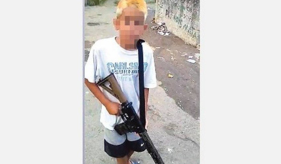 Polícia investiga imagens de menino com fuzil em Angra dos Reis 