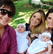Ticiane Pinheiro posa com as gêmeas de Natália Guimarães e Leandro