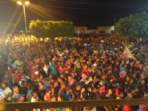 Multidão lota praça durante comício e reafirma apoio a candidatura de Erasminho