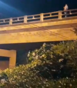 Bombeiros resgatam mulher que tentava se jogar de ponte em Arapiraca