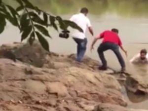 Candidato se desequilibra e cai em rio durante gravação de propaganda eleitoral