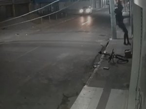 [Vídeo] Assaltante 'Homem-Aranha' invade o primeiro andar de prédio e furta bicicleta 