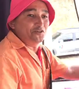 [Vídeo] De 'rosa', motorista distribui alegria aos passageiros de ônibus em Arapiraca 