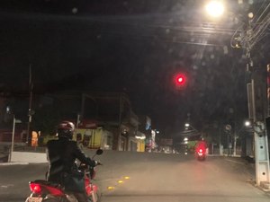 Motoristas e motociclistas desrespeitam semáforo vermelho e se arriscam em Arapiraca