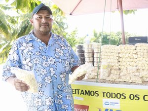 Venda de bolinho de goma de São Bento vira tradição de Maragogi