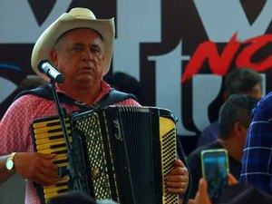 [Vídeo] Projeto Cultura na Praça é retomado em Arapiraca com a presença de Sirano e Sirino e outros artistas