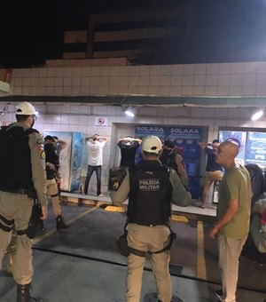 Para conter abusos, policiais fazem operações em lojas de conveniência de Maceió