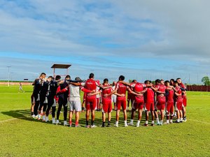 CRB viaja para Goiânia após treino visando confronto contra o Vila Nova
