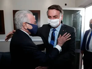 Bolsonaro rejeita sugestão de Temer, que, em nota à CNN, defendeu revogação do perdão a Silveira