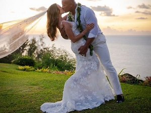 The Rock e Lauren Hashian se casam no Havaí