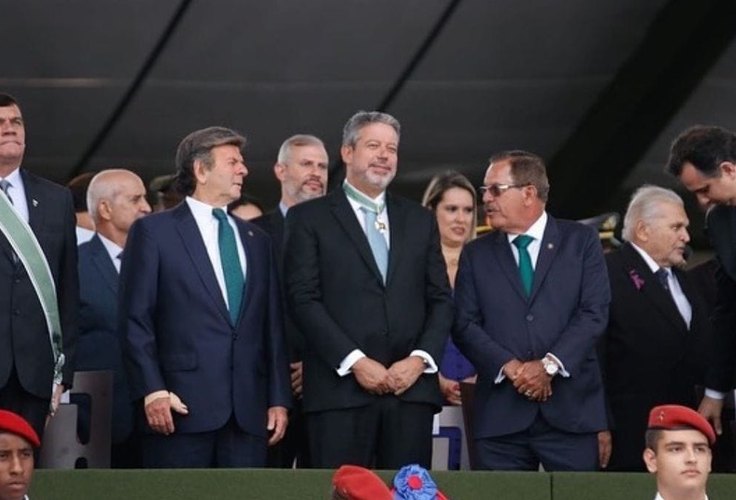 Condecorado em Brasília, Arthur Lira silencia sobre eleições para tampão em Alagoas