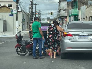 Colisão entre moto e carro deixa mulher ferida no Centro de Arapiraca