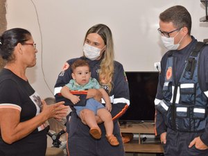 Família de bebê salvo após engasgar reencontra socorristas que atuaram no caso