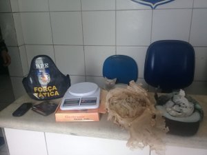 Polícia apreende maconha escondida em esgoto 