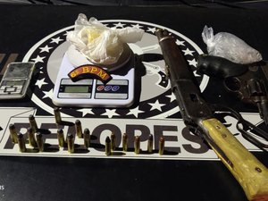 Mulher é detida com rifle e drogas em São Miguel dos Milagres