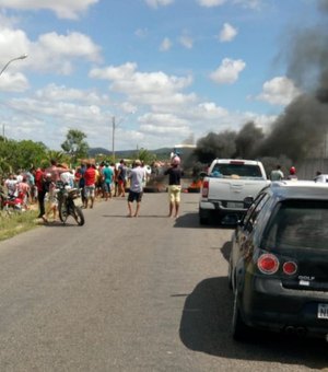 Alegando “excessos” em blitzs, moradores bloqueiam rodovia AL-220