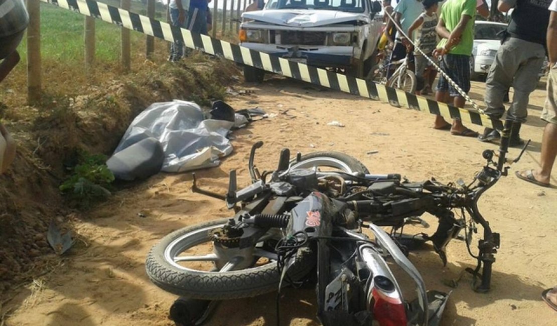 Acidente entre moto e carro provocou a morte de um jovem e outro ficou gravemente ferido