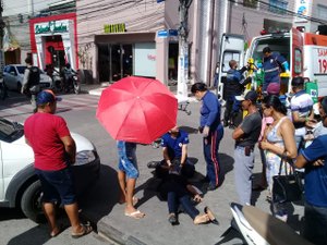 Colisão deixa mulher ferida e trânsito lento no Centro de Arapiraca 