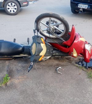 Acidente envolvendo carro e duas cinquentinhas deixa mulher ferida em Arapiraca