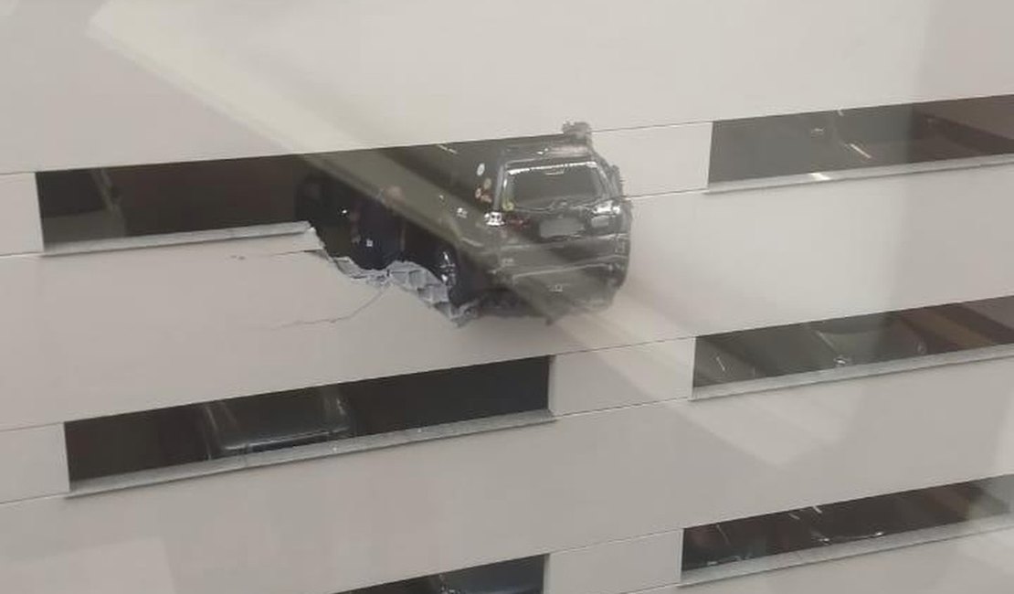 Carro derruba parede de estacionamento de edifício no Rio de Janeiro