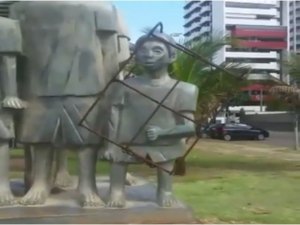 Estátua de Lula criança aparece 'presa' em monumento em Recife