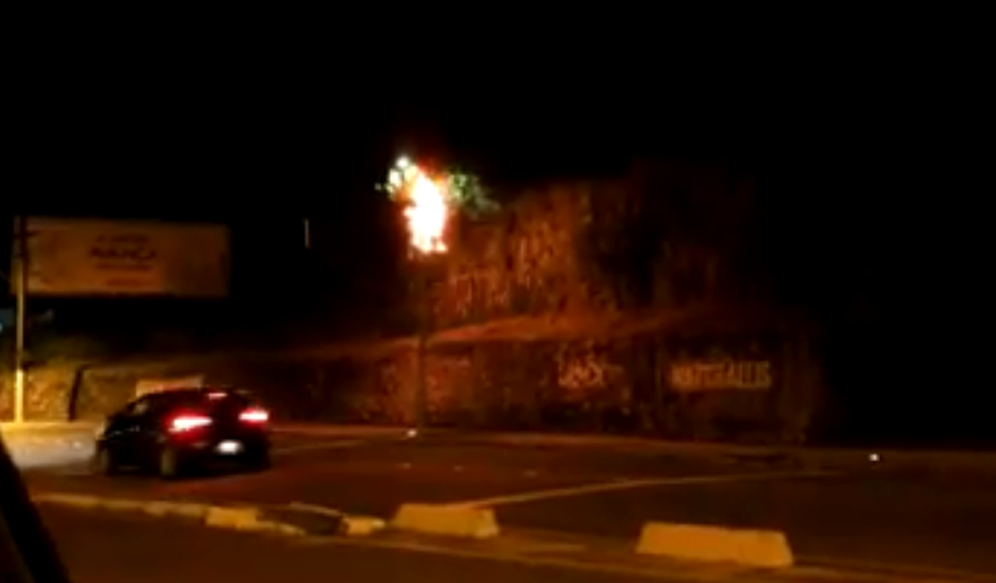 Motorista flagra radar de velocidade pegando fogo em Maceió