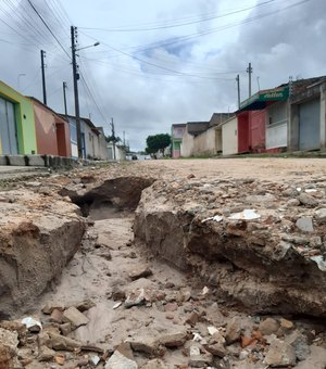 Exclusão de ruas em obras de pavimentação causa transtorno e revolta em moradores